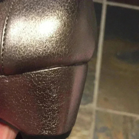 GUC Dana  Buchman pewter bow cap mini wedge sz 10 - Picture 4 of 5